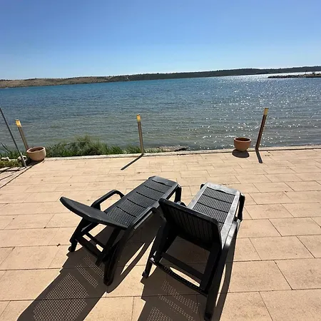 M Ground Floor For 4 Persons アパート